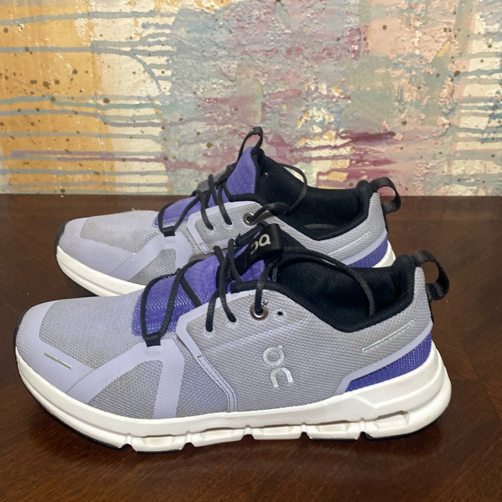 On Kids Cloud Sky Running Sneakers Youth size 4Y